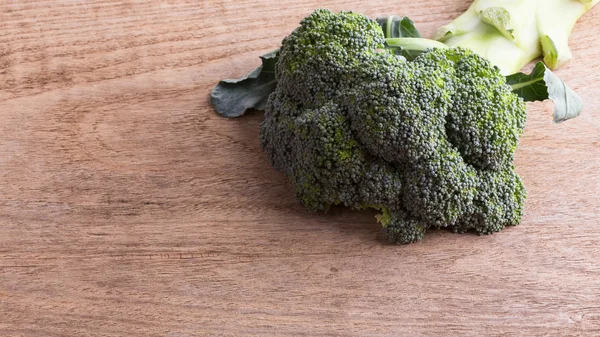 Green broccoli organic vegetable on wood board prepared cooking — Stock Photo, Image