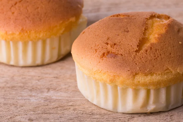 Pastelaria de sobremesa doce cupcake na placa de madeira — Fotografia de Stock