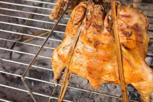 Varmt rostat kyckling på rökt grill grill — Stockfoto