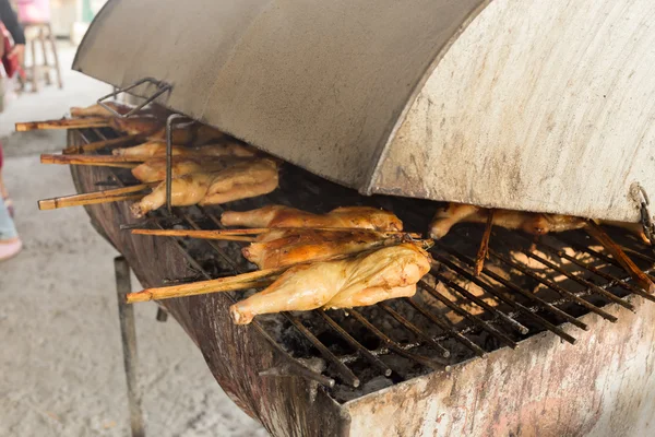 Varmt rostat kyckling på rökt grill grill — Stockfoto