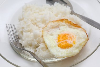 pirinç ve kolay kahvaltı yemek kızarmış yumurta 