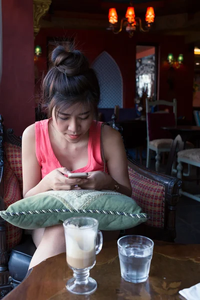 Životní styl ženy používají mobilní telefon v kavárně café — Stock fotografie