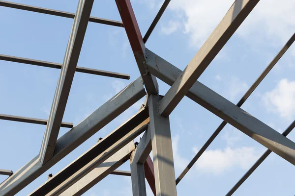 Stalen balken dakconstructie truss residentieel gebouw — Stockfoto