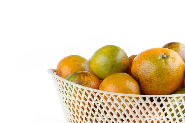 Oranžové ovoce v košíku, izolovaných na bílém pozadí — Stock fotografie