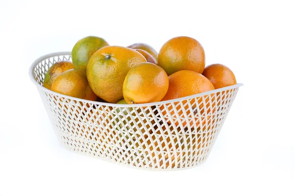 Beyaz arka plan üzerinde izole turuncu meyve sepeti, — Stok fotoğraf