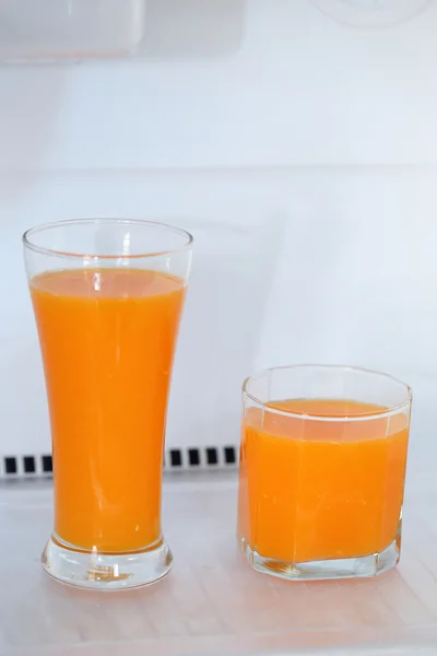 Vaso de zumo de naranja fresco en nevera — Foto de Stock