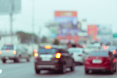 Şehrin trafik sıkışıklığı ile yolda araba araba