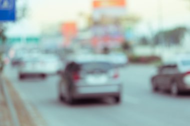 Şehrin trafik sıkışıklığı ile yolda araba araba