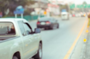 Şehrin trafik sıkışıklığı ile yolda araba araba