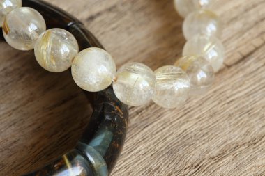 ahşap arka plan üzerinde şanslı taş bilezik