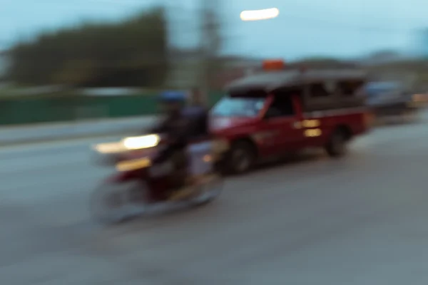 Автомобіль і мотоцикл, що їде по дорозі з пробкою в місті — стокове фото