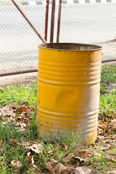 Papelera amarilla de reciclar tanque de combustible viejo — Foto de Stock