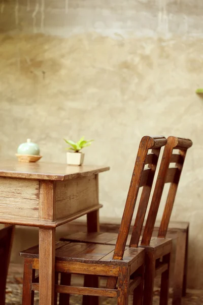 Conjunto de mesa de madeira e cadeira decorada no jardim — Fotografia de Stock