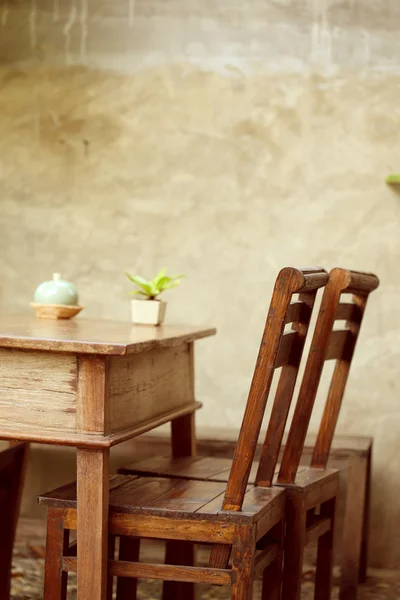 Ensemble de table et chaise en bois décoré dans le jardin — Photo