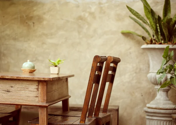 Conjunto de mesa de madera y silla decorada en jardín —  Fotos de Stock