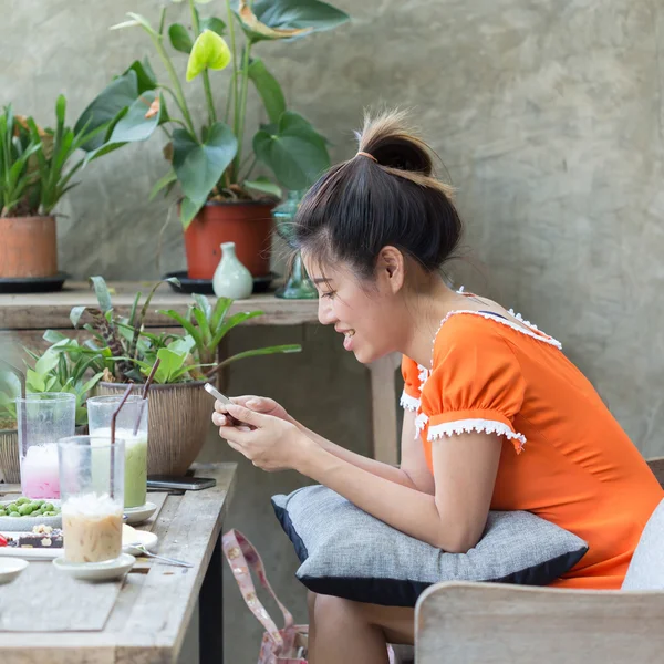 Vrouwen levensstijl met behulp van een mobiele telefoon in café koffie winkel — Stockfoto