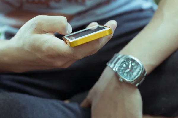 Jonge man levensstijl met behulp van een mobiele telefoon met SMS bericht Rechtenvrije Stockfoto's