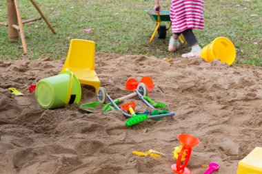 oyuncaklar çocuğun kum oynamak için oyun alanında tadını çıkarın.
