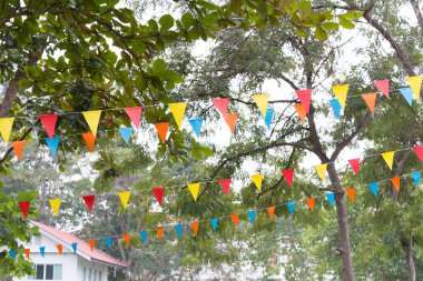 renkli üçgen bayrakları dekore edilmiş açık parti kutlamak