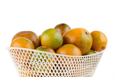 Beyaz arka plan üzerinde izole turuncu meyve sepeti,