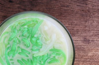 Tay gıda, Lod Chong tatlı Hindistan cevizi sütü ahşap masa üzerinde