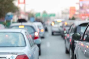 Şehrin trafik sıkışıklığı ile yolda araba araba