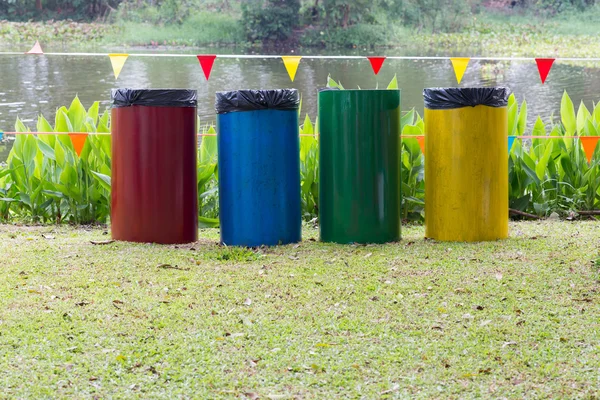 Coloré de poubelles de recyclage dans le jardin — Photo