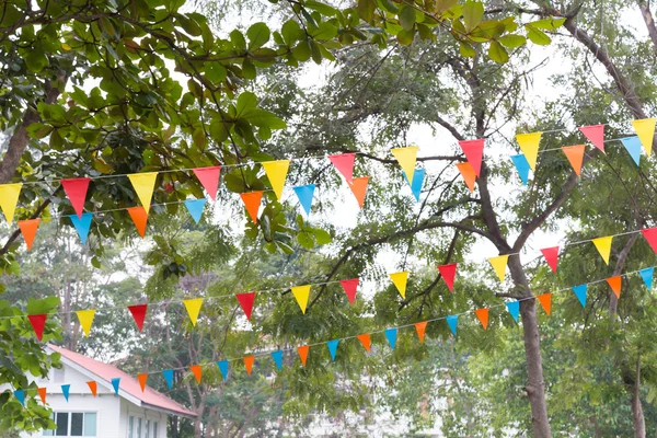 renkli üçgen bayrakları dekore edilmiş açık parti kutlamak