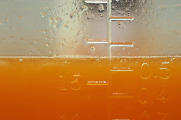 Färskpressad apelsinjuice i tillbringare mäta — Stockfoto