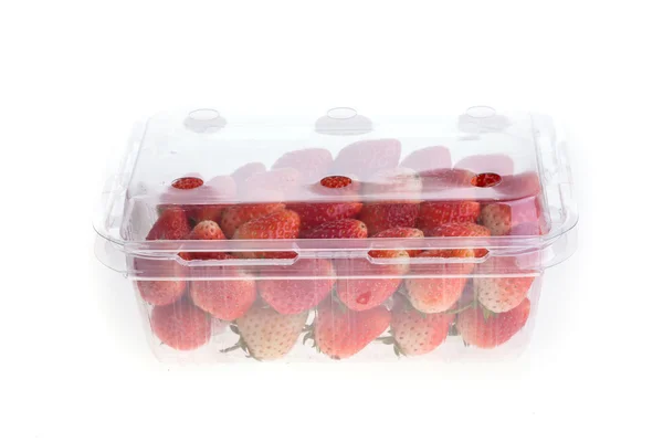Fresa roja madura en caja de plástico de embalaje, aislada —  Fotos de Stock