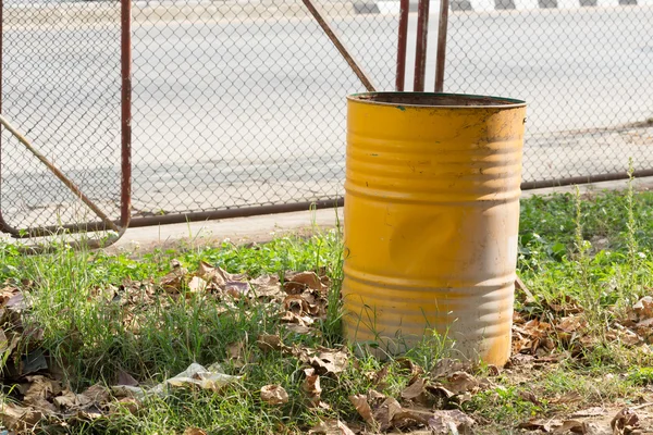 Gul papperskorgen av återanvända gamla bränsletanken — Stockfoto