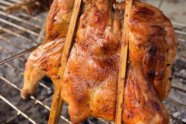 Poulet rôti chaud sur barbecue au barbecue fumé — Photo