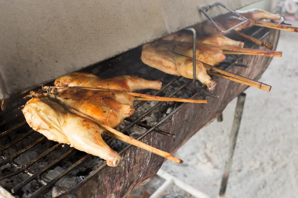 Varmt rostat kyckling på rökt grill grill — Stockfoto