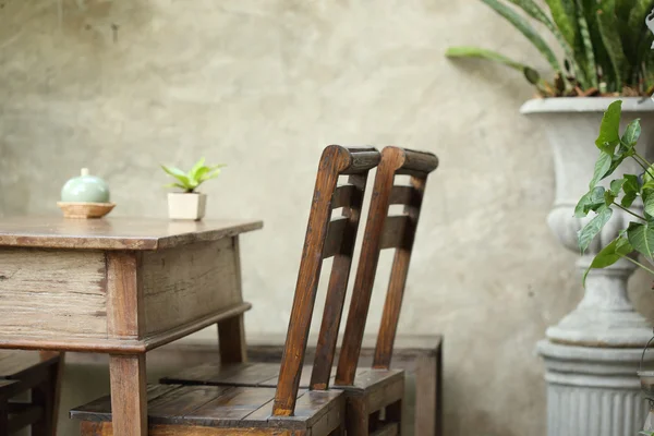 Ensemble de table et chaise en bois décoré dans le jardin — Photo