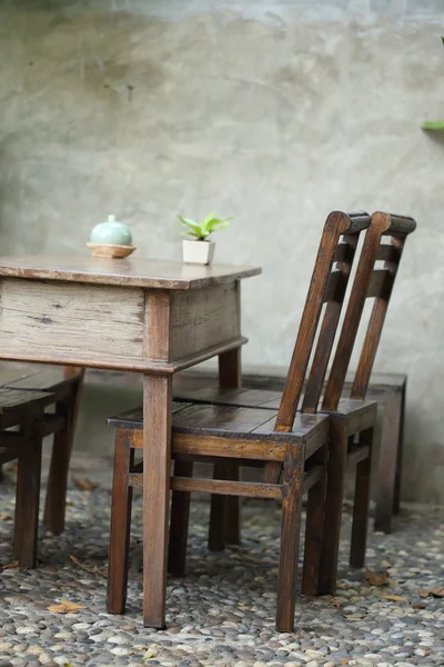 Conjunto de mesa de madera y silla decorada en jardín —  Fotos de Stock