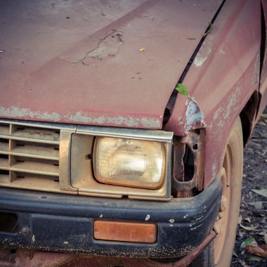 arabasını terk edilmiş eski hurda