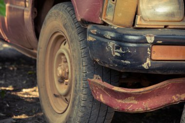 arabasını terk edilmiş eski hurda