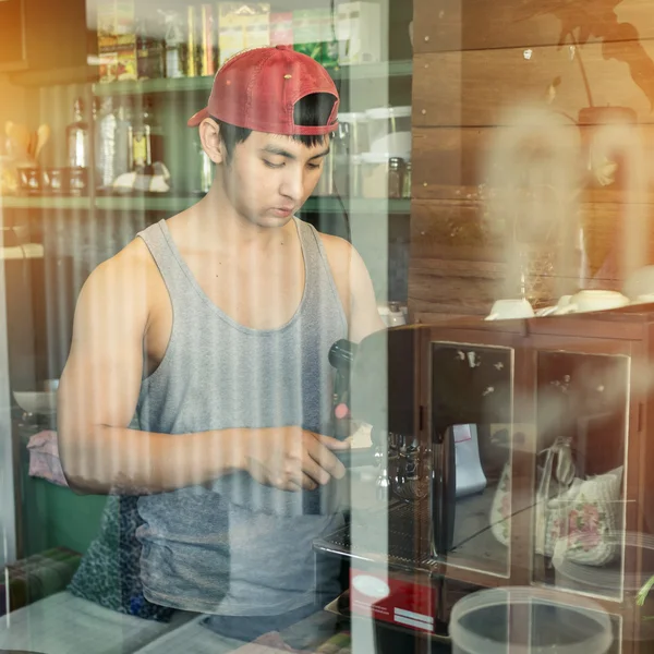 Hombre guapo barista trabajando hacer una bebida de café en la cafetería —  Fotos de Stock