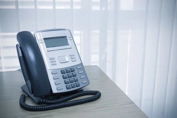 Telefone na mesa de trabalho de escritório de negócios de serviço de quarto — Fotografia de Stock