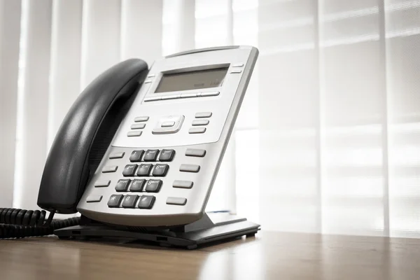 Telefon på tabellen arbete av rumsservice business office — Stockfoto