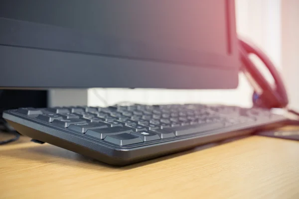 Клавиатура на рабочем столе бизнес-офиса обслуживания номеров — стоковое фото