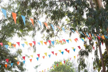 renkli üçgen bayrakları dekore edilmiş açık parti kutlamak