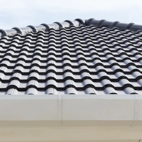 Calha branca no topo do telhado da casa — Fotografia de Stock