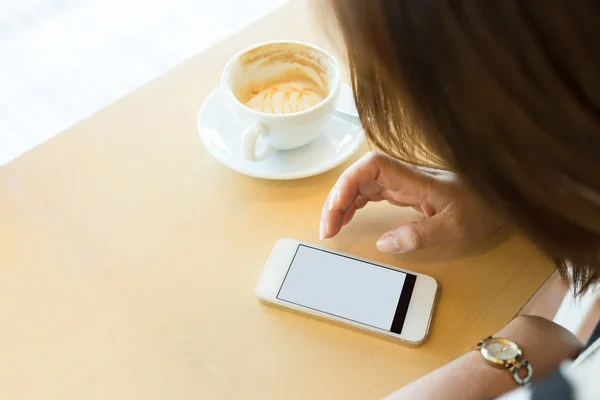 カフェのコーヒー ショップで携帯電話を使用している女性のライフ スタイル — ストック写真