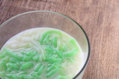 Tay gıda, Lod Chong tatlı Hindistan cevizi sütü ahşap masa üzerinde