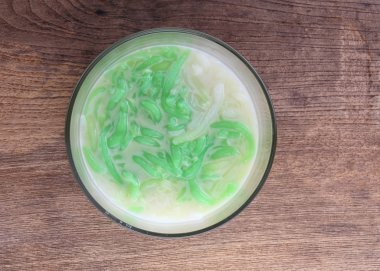 Tay gıda, Lod Chong tatlı Hindistan cevizi sütü ahşap masa üzerinde