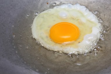 sıcak tavada kızarmış yumurta pişirme yağı ile