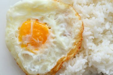 pirinç ve kolay kahvaltı yemek kızarmış yumurta 