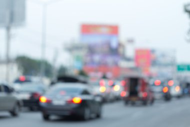 Şehrin trafik sıkışıklığı ile yolda araba araba