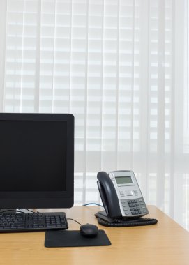 Oda Servisi ofisi telefon ve bilgisayar tablo üzerinde çalışmak